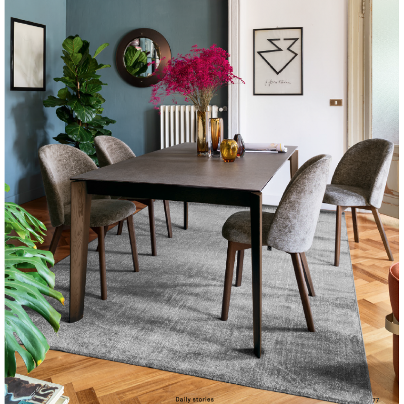 CHAISE COSY TUKA EN TISSU SHERPA PIEDS BOIS CONTEMPORAINE