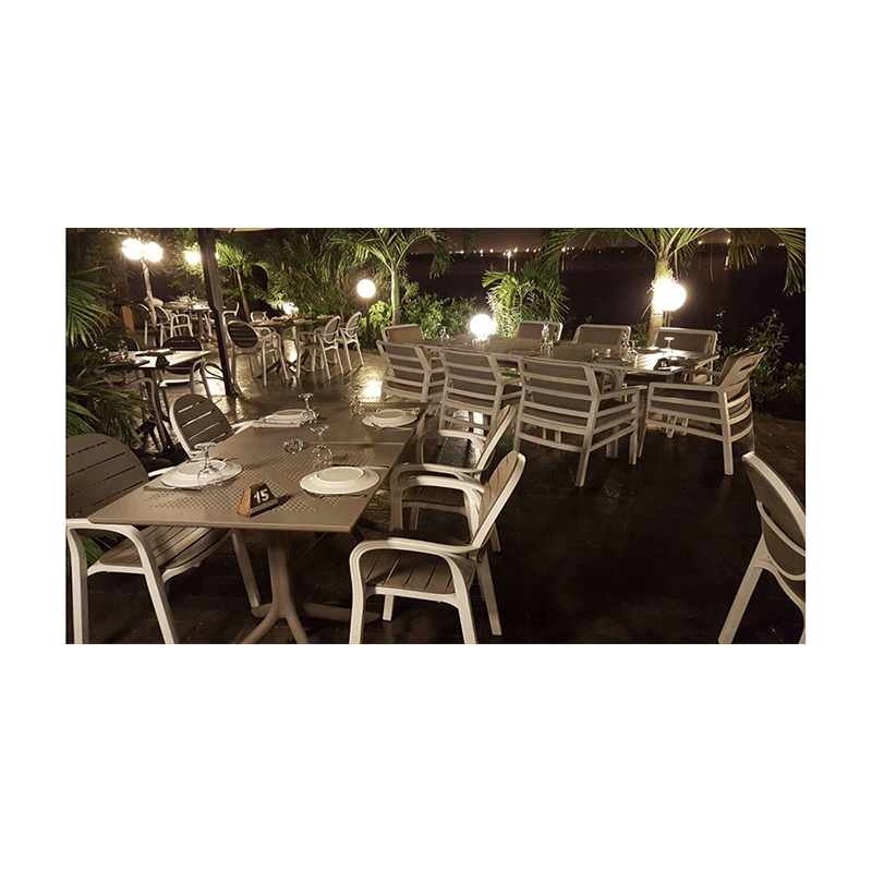 TABLE BISTROT CARRÉE PIEDS CENTRALE EXTÉRIEUR CLIP