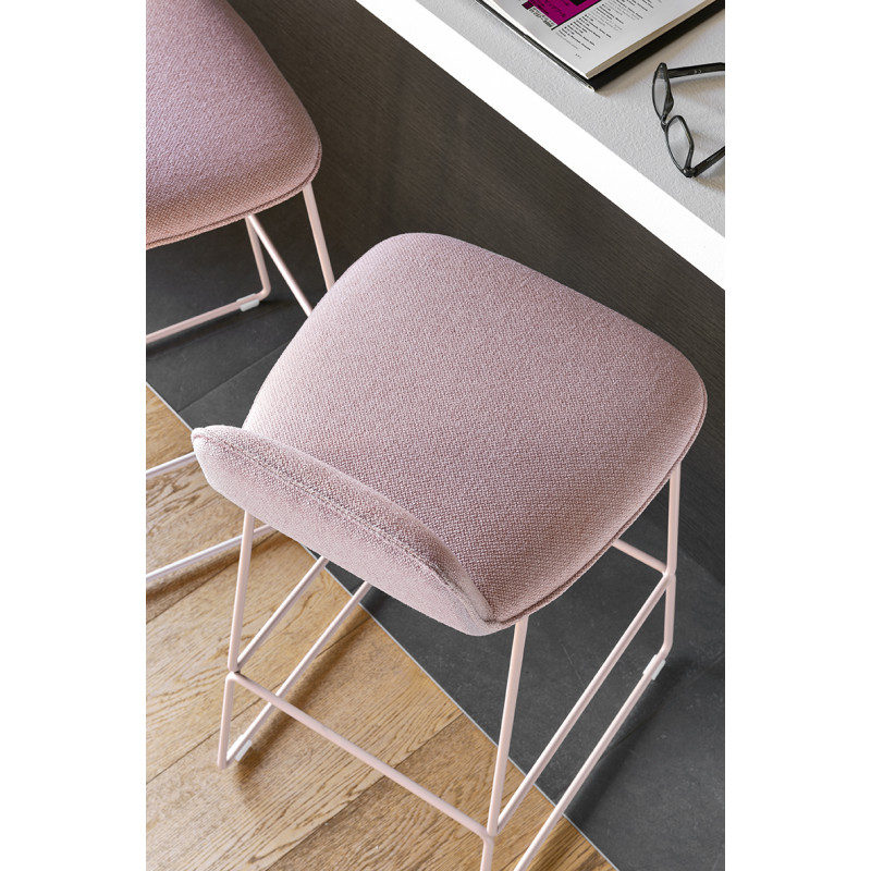 Tabouret Snack Dossier Bas RILEY SOFT en Tissu - Le Chaisier