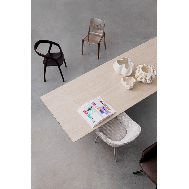 TABLE CÉRAMIQUE EXTENSIBLE EN TRAVERTIN ET NOYER MAIKKI